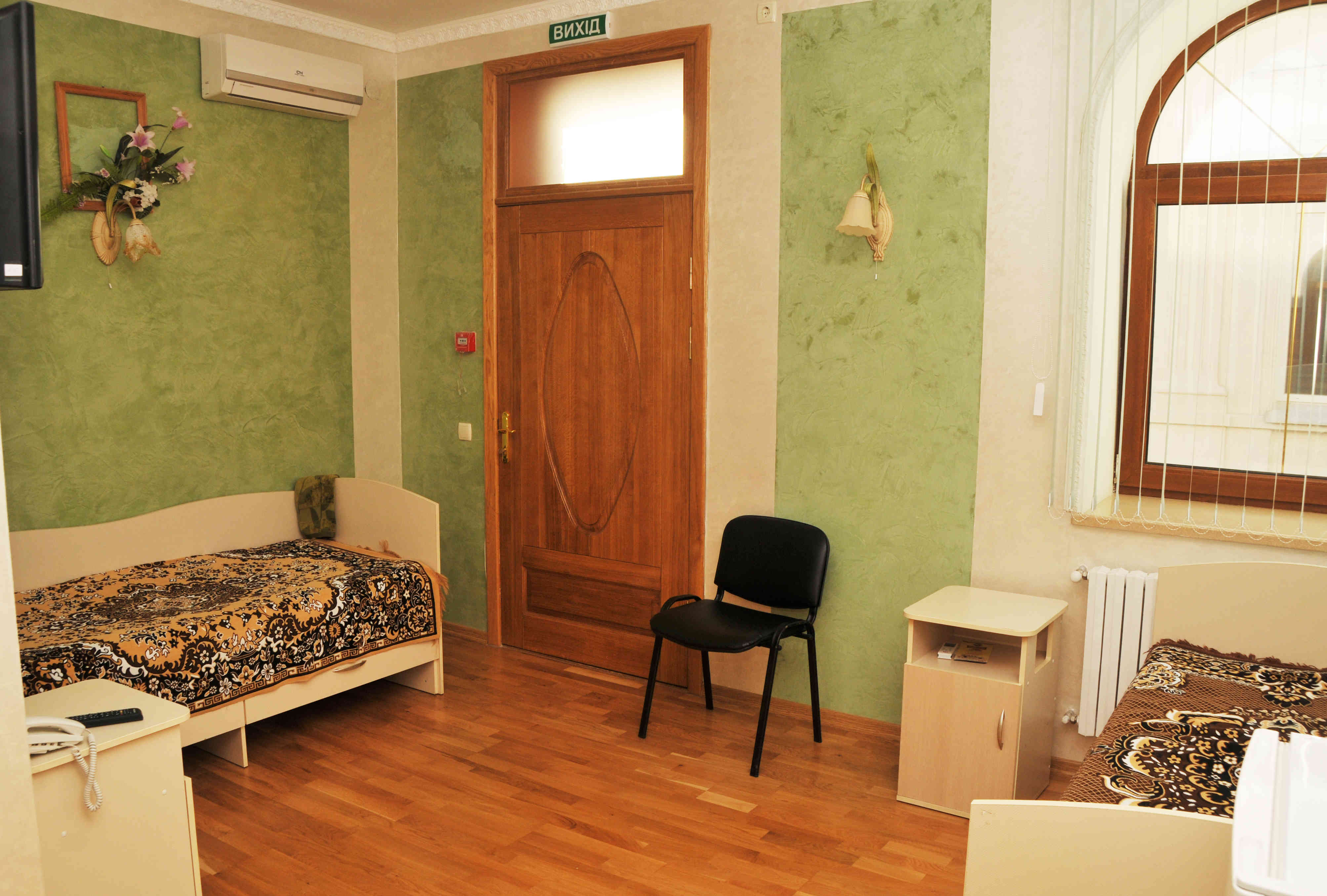 Plastic and Cosmetic surgery center room photo 4