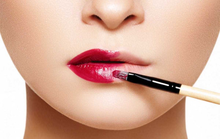 Як зменшити губи: макіяж і пластика