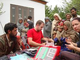 Медицинская помощь пакистанской деревне